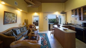 Apartamento, várias camas (2-302 The Beach Villas at Kahaluu) | Sala de estar