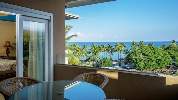Apartamento, várias camas (2-302 The Beach Villas at Kahaluu) | Sacada