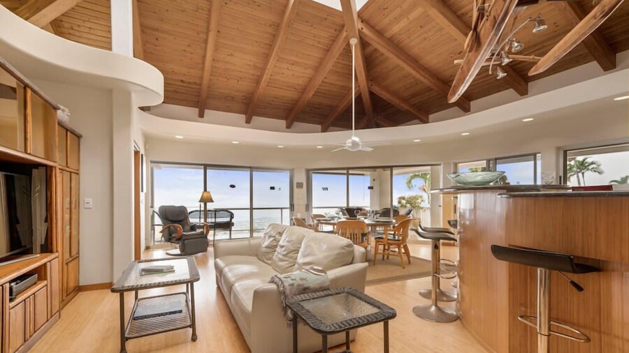 Kona Wa'a Paradise Getaway