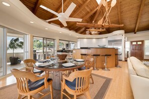 Hus - flere senge - terrasse - havudsigt (Kona Wa'a Paradise Getaway) | Spiseområde