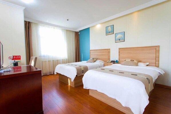 A hotel room with two beds, a desk, and a chair. There is a 'No Smoking' sign on the wall. - Greentree Inn Weifang Gaomi Liqun Road Minghao Business Hotel (Weifang)
