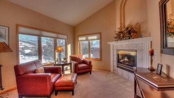 House, Multiple Beds (Coyote Crest) | Living room