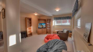 House, Multiple Beds (Coyote Crest) | Living room