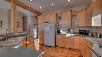 House, Multiple Beds (Coyote Crest) | Private kitchen
