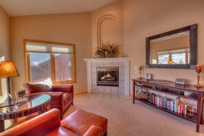 House, Multiple Beds (Coyote Crest) | Living room