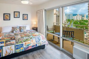 Appart'hôtel, plusieurs lits, véranda, vue océan (Ilima Suite at The Ilikai (Unit 1226)) | 2 chambres, décoration personnalisée, ameublement personnalisé