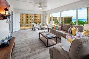Condo, várias camas, varanda coberta, vista para o oceano (Ilima Suite at The Ilikai (Unit 1226)) | Área de estar | TV de tela plana 42 polegadas com canais digitais