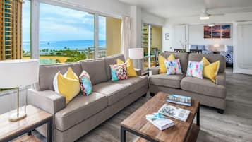 Condo, várias camas, varanda coberta, vista para o oceano (Ilima Suite at The Ilikai (Unit 1226)) | Área de estar | TV de tela plana 42 polegadas com canais digitais