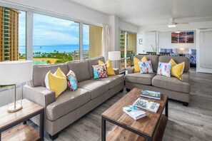 公寓式客房, 多张床, 外廊, 海洋景观 (Ilima Suite at The Ilikai (Unit 1226)) | 起居区 | 42-英寸纯平电视（配备数码频道）