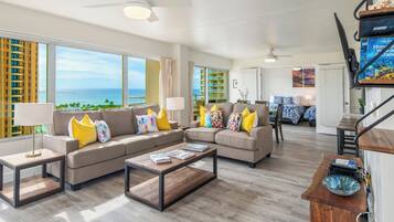 Appartement, Meerdere bedden, veranda, uitzicht op zee (Ilima Suite at The Ilikai (Unit 1226)) | Woonruimte | Een 42-inch flatscreentelevisie met digitale zenders
