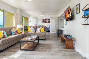 Appart'hôtel, plusieurs lits, véranda, vue océan (Ilima Suite at The Ilikai (Unit 1226)) | Coin séjour | Télévision à écran plat de 42 pouces avec chaînes numériques