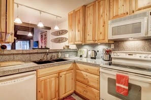 Condo, 2 Bedrooms, Mountain View (Alpine Meadows Peak) | Private kitchen