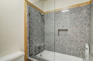 Condo, 2 habitaciones, vista a la montaña (Alpine Meadows Peak) | Baño | Secadora de cabello y toallas 