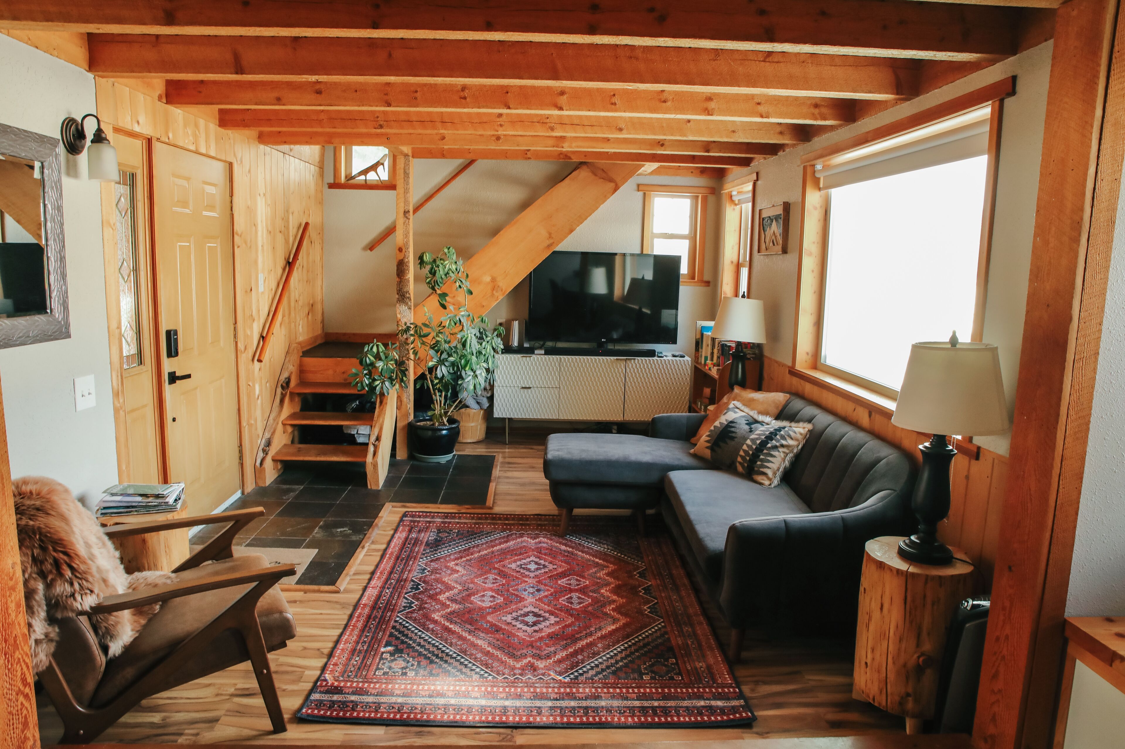 Smart TV, chimenea, libros y videoteca 