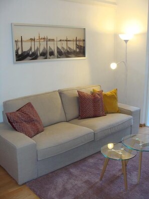 아파트 (Two Bedroom Apartment with Balcony) | 거실