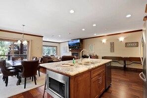 Maison mitoyenne, plusieurs lits, balcon, vue montagne (Tahoe Woods Villa) | Intérieur