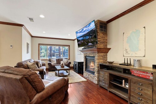 Tahoe Woods Villa - Walk to Beach and Gondola/ Heavenly Ski