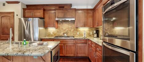 Townhome, Multiple Beds, Balcony, Mountain View (Tahoe Woods Villa) | Private kitchen | Fridge, microwave, oven, stovetop