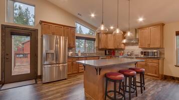 House, Multiple Beds, Balcony, Mountain View (Silver Pines) | Private kitchen | Fridge, microwave, oven, stovetop