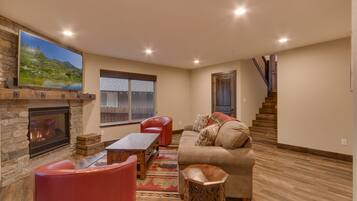 House, Multiple Beds, Balcony, Mountain View (Silver Pines) | Living room | TV, fireplace