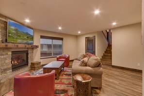 Casa, varias camas, balcón, vista a la montaña (Silver Pines) | Sala de estar | Televisión y chimenea 