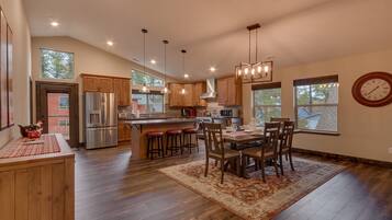 House, Multiple Beds, Balcony, Mountain View (Silver Pines) | Private kitchen | Fridge, microwave, oven, stovetop