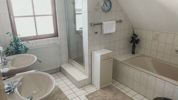 Badewanne, Haartrockner, Handtücher, Seife