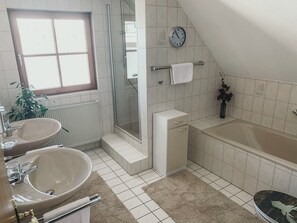 Badewanne, Haartrockner, Handtücher, Seife
