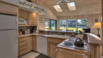 House, Multiple Beds, Hot Tub, Partial Sea View | Private kitchen | Microwave, oven, stovetop, dishwasher