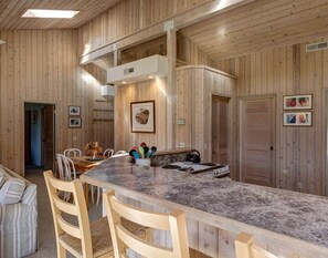 Maison, Plusieurs lits, baignoire à remous, vue partielle sur la mer | Cuisine privée | Four à micro-ondes, un four, surface de cuisson, lave-vaisselle