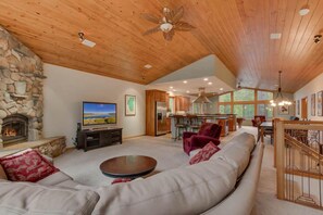 Rumah, Beberapa Tempat Tidur, balkon, pemandangan gunung (Angora Mountain Lodge) | Ruang keluarga | Televisi layar datar 50-inci dengan saluran TV digital dan perapian