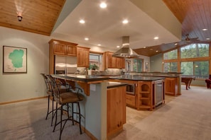 Casa, varias camas, balcón, vista a la montaña (Angora Mountain Lodge) | Cocina privada | Refrigerador con congelador, microondas, horno y parrilla de estufa 