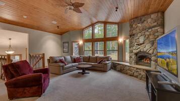 Rumah, Beberapa Tempat Tidur, balkon, pemandangan gunung (Angora Mountain Lodge) | Ruang keluarga | Televisi layar datar 50-inci dengan saluran TV digital dan perapian