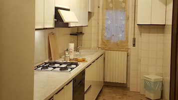 Frigorifero, forno, piano cottura, macchina per tè/caffè