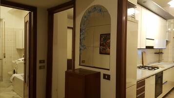 Réfrigérateur, four, plaque de cuisson, cafetiÚre/bouilloire