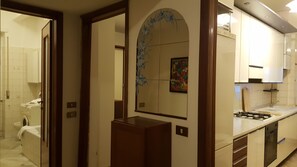 Fridge, oven, stovetop, coffee/tea maker