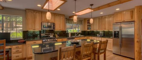 Maison, plusieurs lits, bain à remous, vue montagne (Prima Del Norte) | Cuisine privée | Réfrigérateur, micro-ondes, four, plaque de cuisson