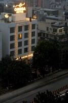 Depan hartanah - siang/malam