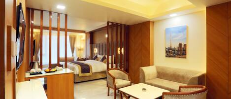 Studiosvit Business - 1 kingsize-säng | Värdeförvaringsskåp på rummet, skrivbord och strykjärn/strykbräda