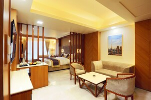 商务开间套房, 1 张特大床 | 客房内保险箱、办公桌、熨斗/熨板、免费 WiFi