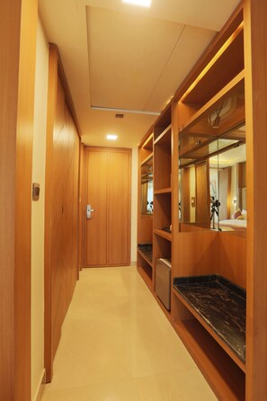 Deluxe Double Room | In-room safe, desk, iron/ironing board, free WiFi - Hotel OMEGA (Gurugram)