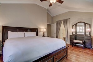 Byhus - flere senge - balkon - bjergudsigt (Tahoe Woods Heavenly) | 3 soveværelser, individuelt design, individuel indretning, skrivebord