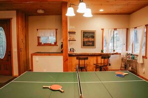 Games room - Grizzly Bear Lodge - Your Glacier Get-a-way (Columbia Falls)