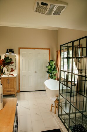 Badekar, hårtørrer, håndklæder, Sæbe