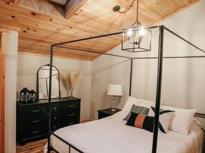 3 bedrooms, desk, iron/ironing board, travel crib