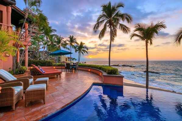 Alberca al aire libre y alberca climatizada