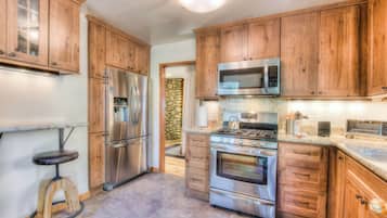 House, Multiple Beds, Patio, Mountain View (Moonlight Cove) | Private kitchen | Fridge, microwave, oven, stovetop