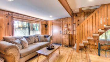 Casa, varias camas, patio, vista a la montaña (Moonlight Cove) | Área de sala de estar | Televisión de pantalla plana de 32 pulgadas con canales digitales
