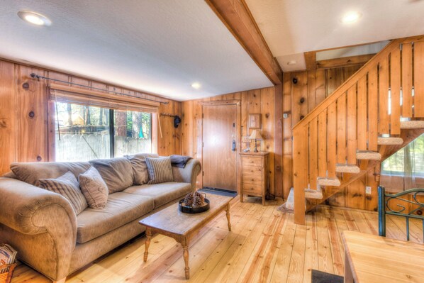 House, Multiple Beds, Patio, Mountain View (Moonlight Cove) | Living area | 32-inch flat-screen TV with digital channels, fireplace