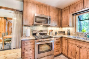 House, Multiple Beds, Patio, Mountain View (Moonlight Cove) | Private kitchen | Fridge, microwave, oven, stovetop